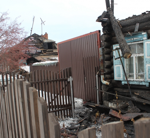 Два соседних дома на улице Достоевского загорелись почти одновременно, и жители частного сектора убеждены, что это поджог